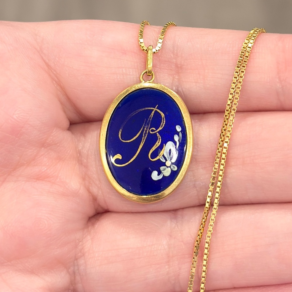 Vintage 18K R Monogram Pendant, Antique Dark Blue Enamel, Gold Floral - Picture 4 of 17